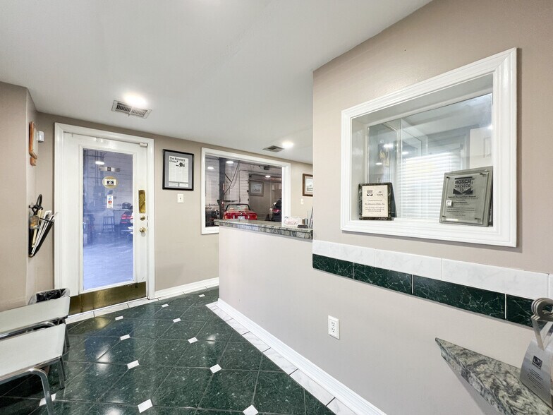More Photos Of 3212 26th St, Metairie Auto Repair For Sale