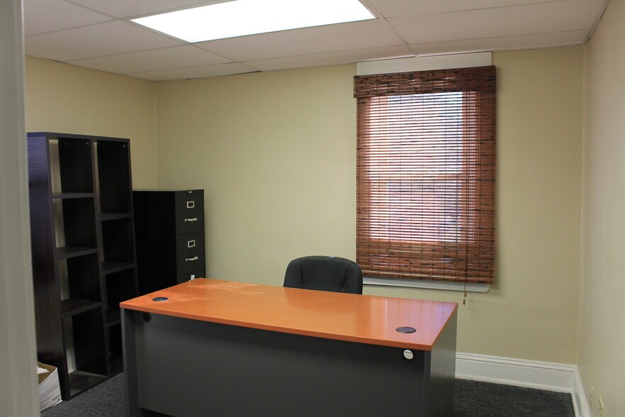 More Photos Of 988 E 185th St, Cleveland Office For Sale