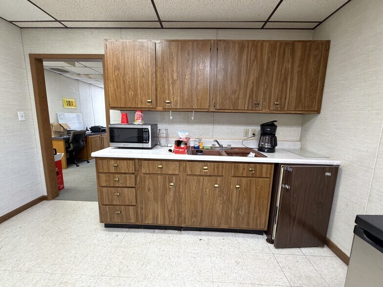 More Photos Of 305 N Mason St, Carrollton Office For Sale