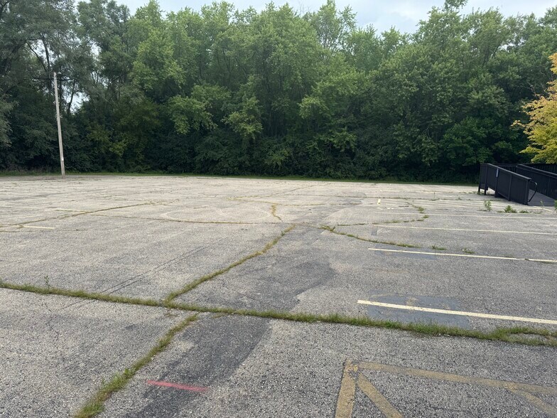 More Photos Of 32400 Geneva Rd, Salem General Retail For Sale