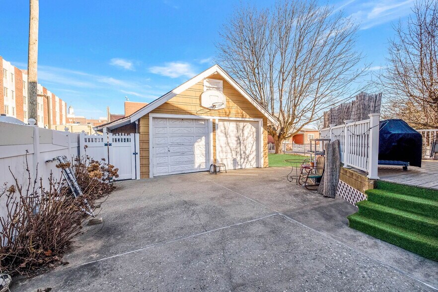 More Photos Of 33 Nassau Pky, Oceanside Land For Sale