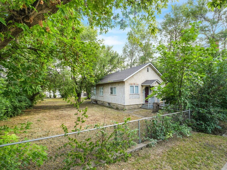 More Photos Of 9630 74 Av NW, Edmonton Flex For Sale