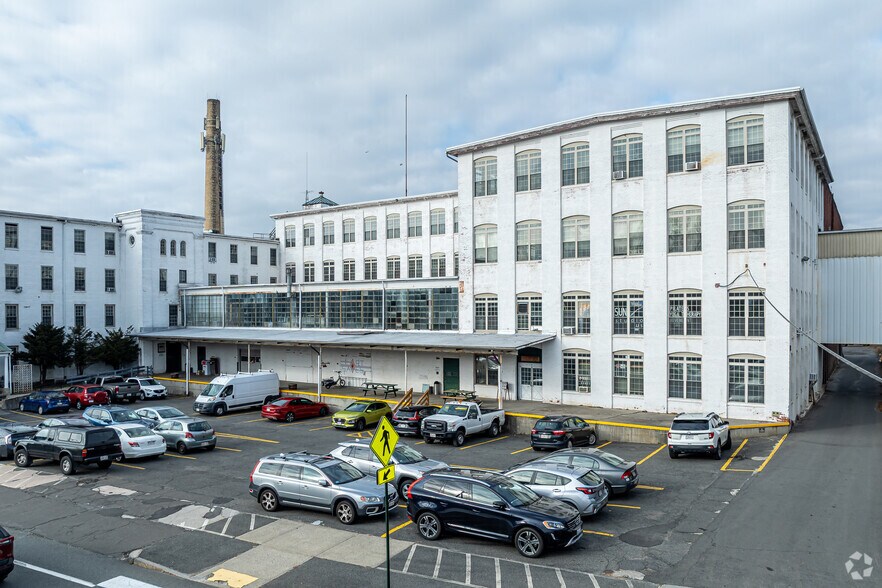 More Photos Of 221 Pine St, Florence Showroom For Lease