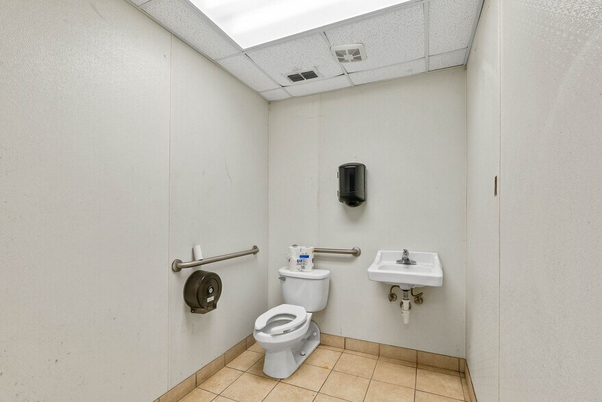 More Photos Of 3806 E Rio Grande St, Victoria Warehouse For Sale