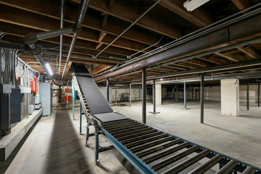 More Photos Of 406 E Madison Ave, Dumont Unknown For Lease