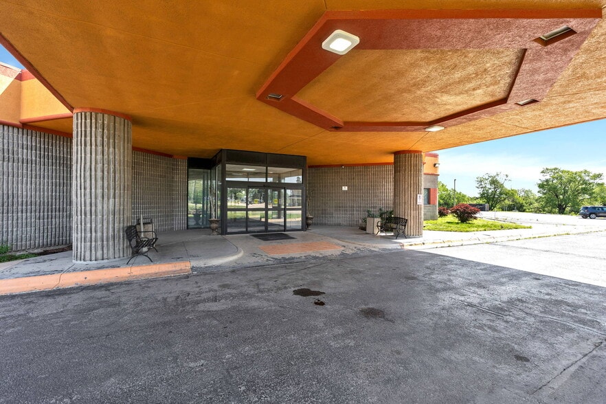 More Photos Of 3232 N Summit St, Arkansas City Hotel For Sale