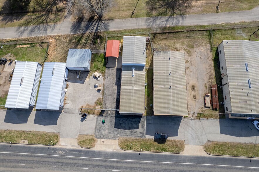 More Photos Of 5424 W Oak St, Palestine Showroom For Lease