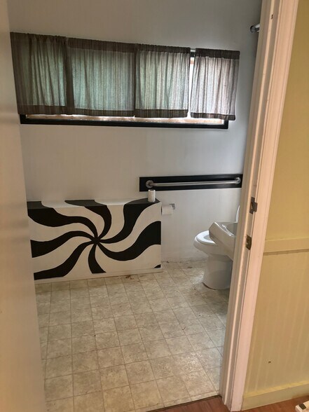 More Photos Of 15350 NE Sandy Blvd, Portland Office Residential For Sale