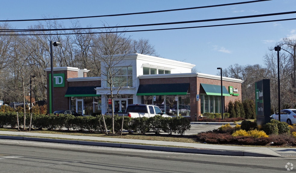 Primary Photo Of 188 N Main St, Sayville Bank For Lease