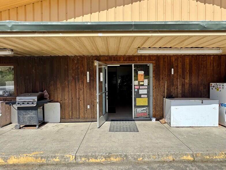 More Photos Of 40 Sherman st, Petrolia General Retail For Sale
