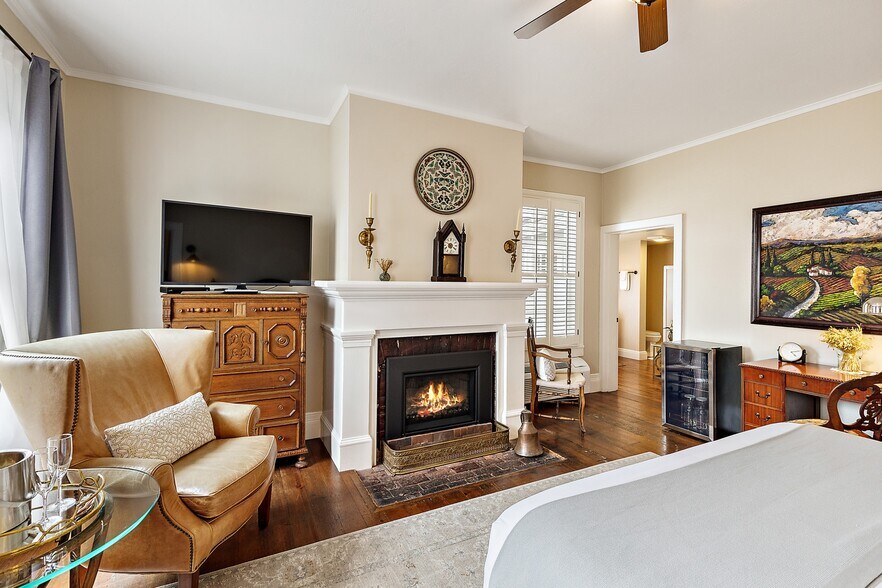 More Photos Of 240 E California St, Jacksonville Hotel For Sale