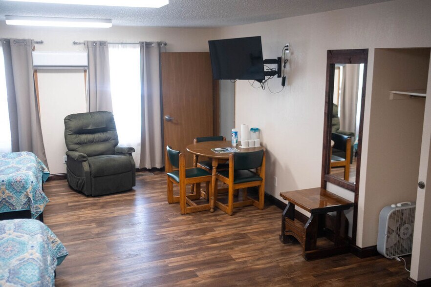 More Photos Of 402 Mae Orr St, Enfield Hotel For Sale