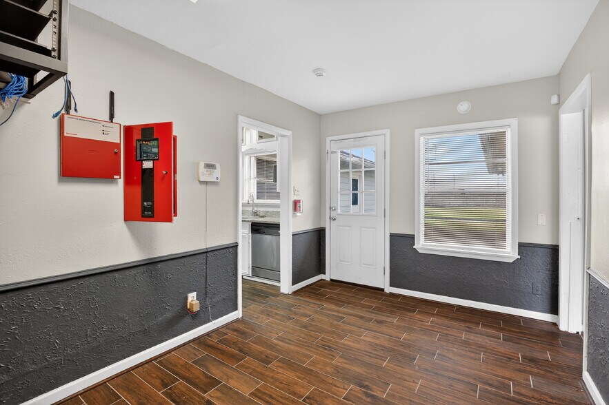 More Photos Of 5109 E 5th St, Katy Storefront Retail Office For Sale