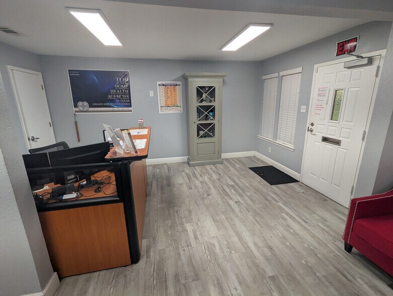 More Photos Of 8411 N Interstate 35, Austin Office For Lease