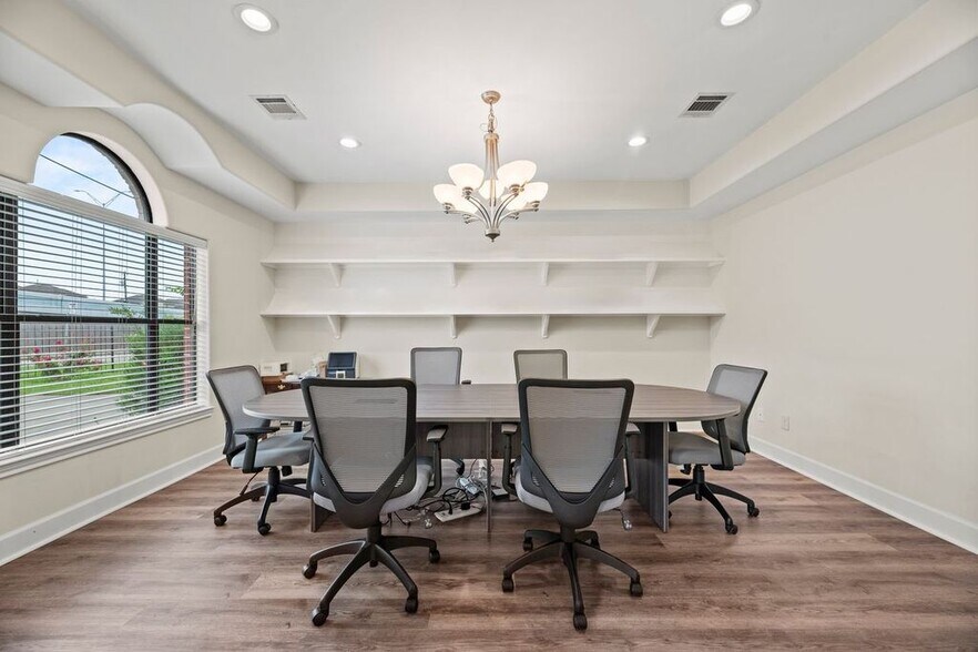 More Photos Of 10400 Main St, Houston Showroom For Lease