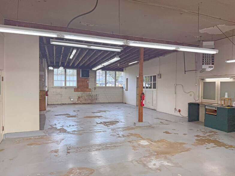 More Photos Of 1229 Main St, Sumner Freestanding For Sale