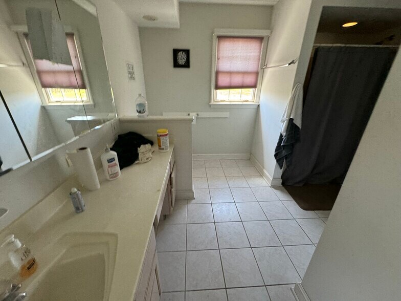 More Photos Of 1173 Manchester Ave SW, North Lawrence Office Residential For Sale