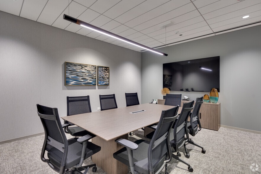 More Photos Of 77 W Wacker Dr, Chicago Office For Lease