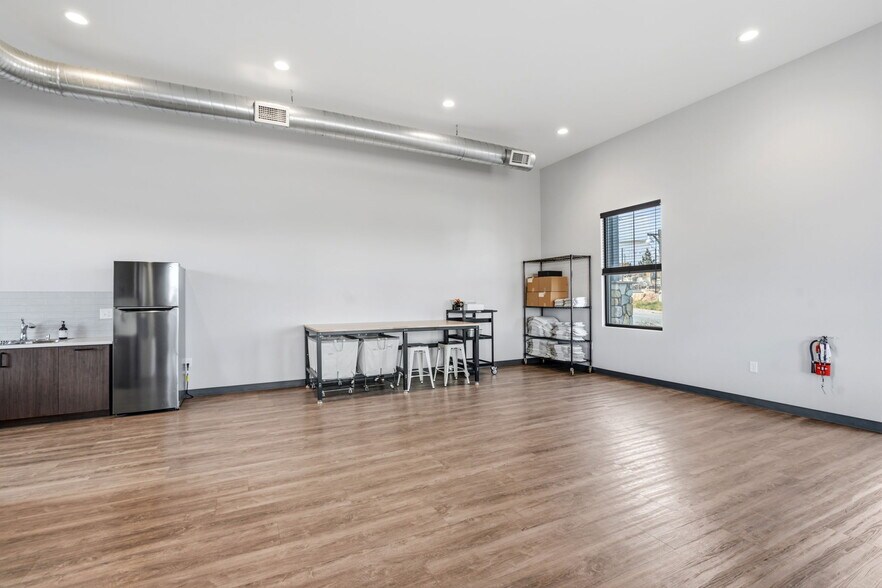 More Photos Of 1918 Jessup Dr, Fort Collins Flex For Lease