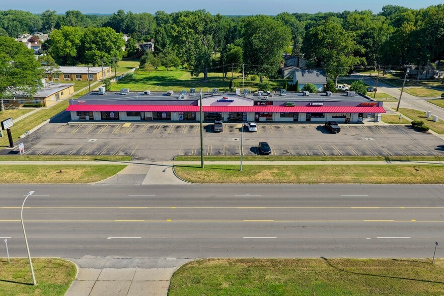 More Photos Of 28400-28422 5 Mile Rd, Livonia Storefront For Lease