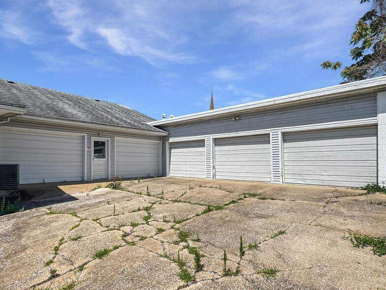 More Photos Of 129 E 5th St, Washington Showroom For Sale