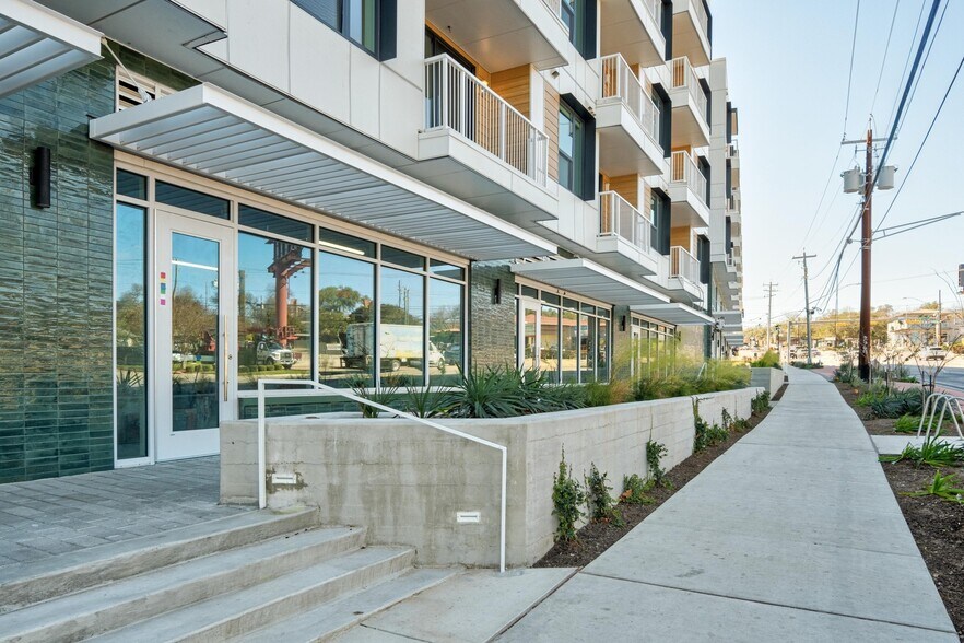 More Photos Of 2323 S Lamar Blvd, Austin Apartments For Lease