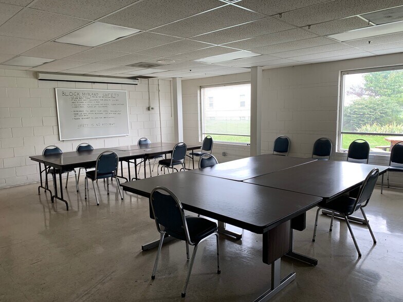 More Photos Of 1111 S Wheeling Rd, Wheeling Warehouse For Lease