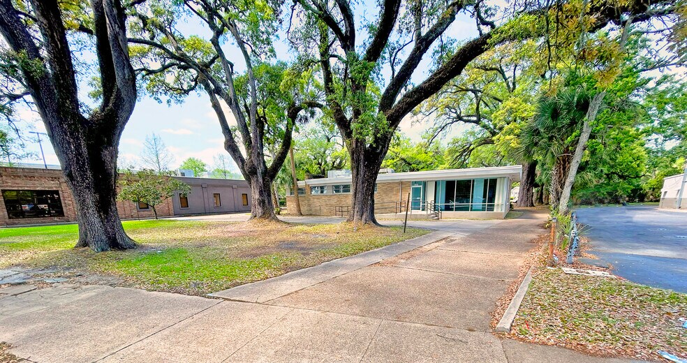 More Photos Of 1304 Government St, Mobile Veterinarian Kennel For Sale