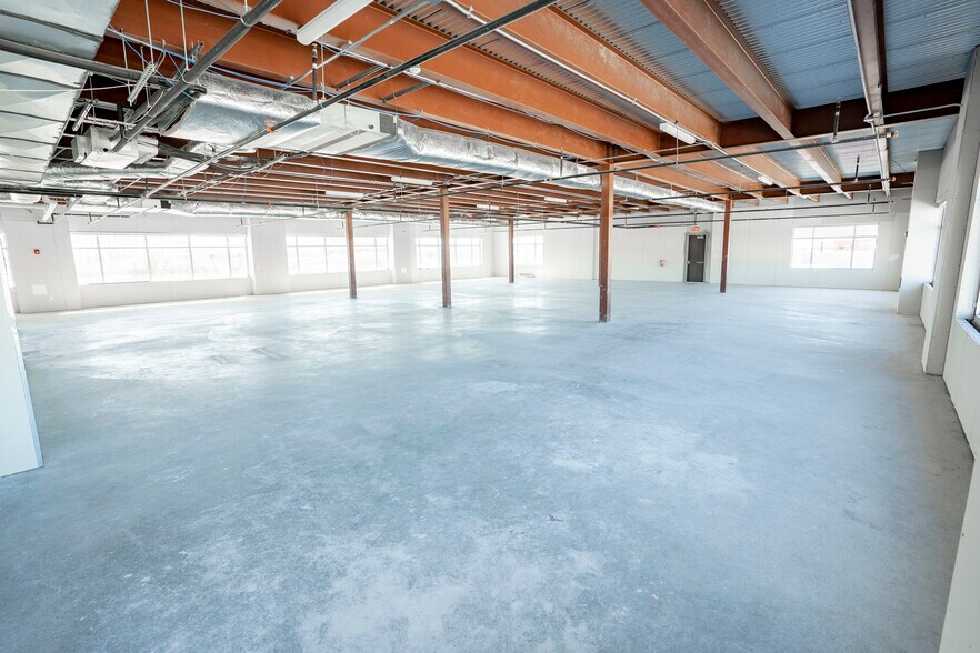 More Photos Of 404 Veterans Airpark Ln, Midland Office For Sale