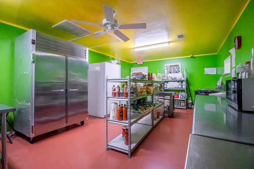 More Photos Of 518 Mill Ave, Conroe General Retail For Sale