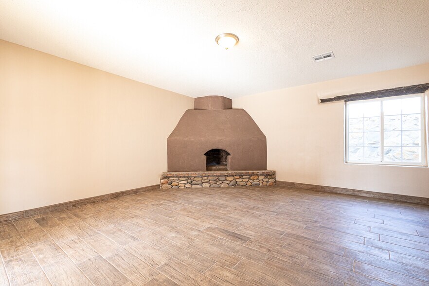 More Photos Of 13644 David Dr, El Paso Showroom For Lease