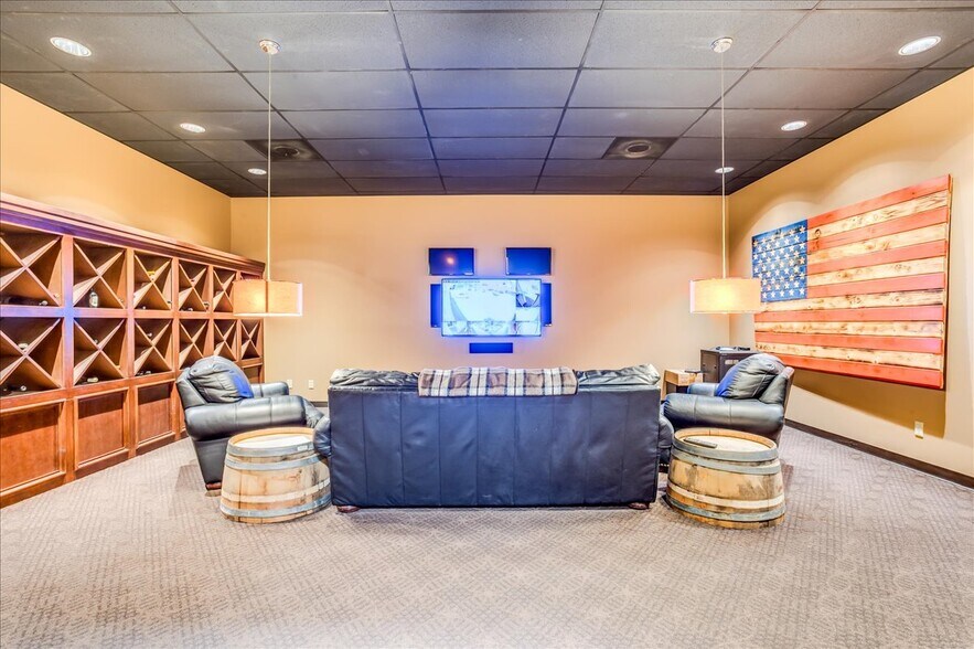 More Photos Of 722 4th ave, Hutchinson Office For Sale