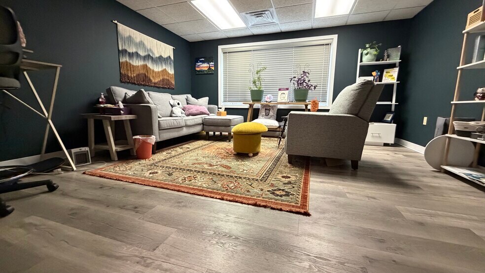 More Photos Of 82 Palomino Ln, Bedford Medical For Lease