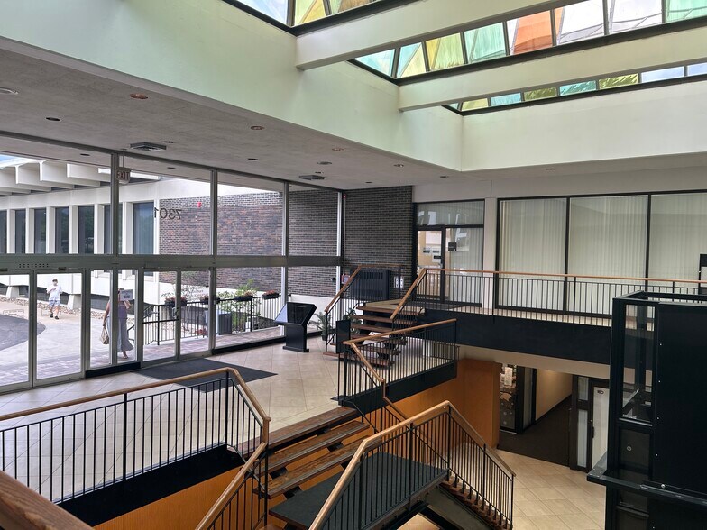 More Photos Of 7301-7337 N Lincoln Ave, Lincolnwood Office For Lease