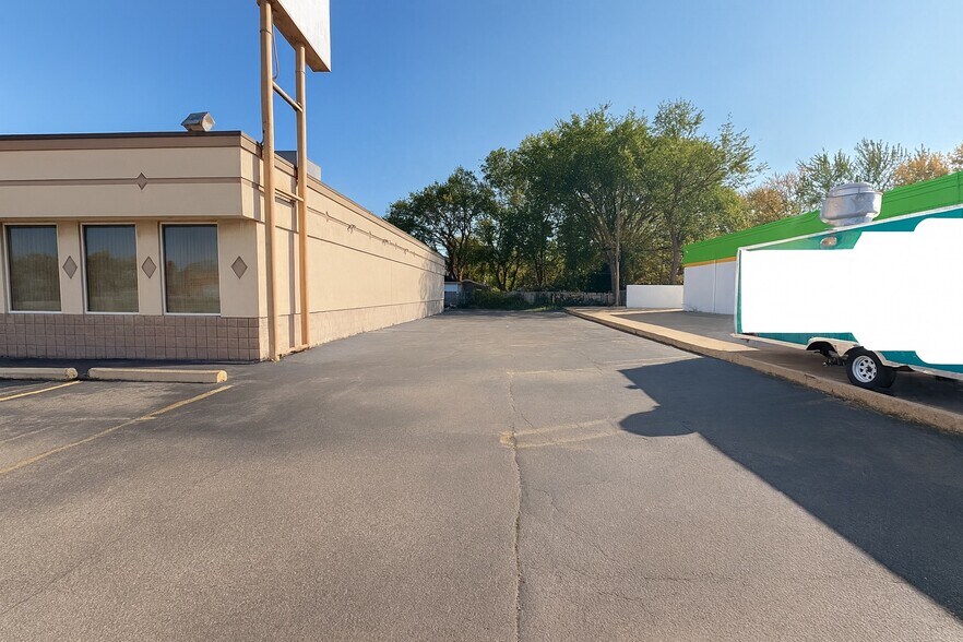 More Photos Of 24758 Southfield Rd, Southfield Restaurant For Sale