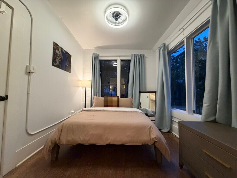 More Photos Of 402 Hyde Park Blvd, Houston Multifamily For Sale