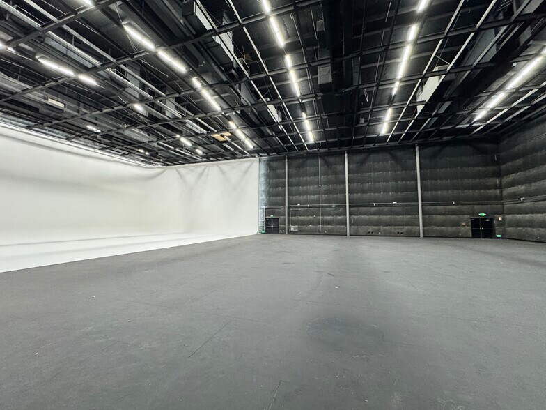 More Photos Of 13951 Saticoy St, Panorama City Movie Radio TVStudio For Lease