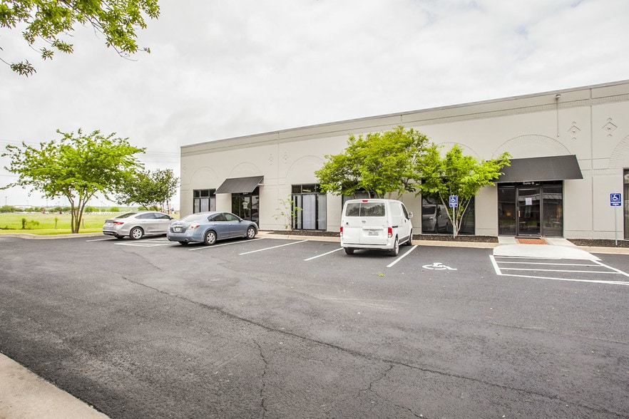 More Photos Of 150 Settlement Dr, Bastrop Office For Lease
