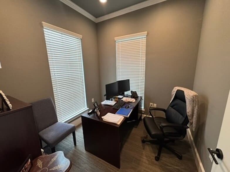 More Photos Of 114 Park Place Blvd, Waxahachie Office For Lease