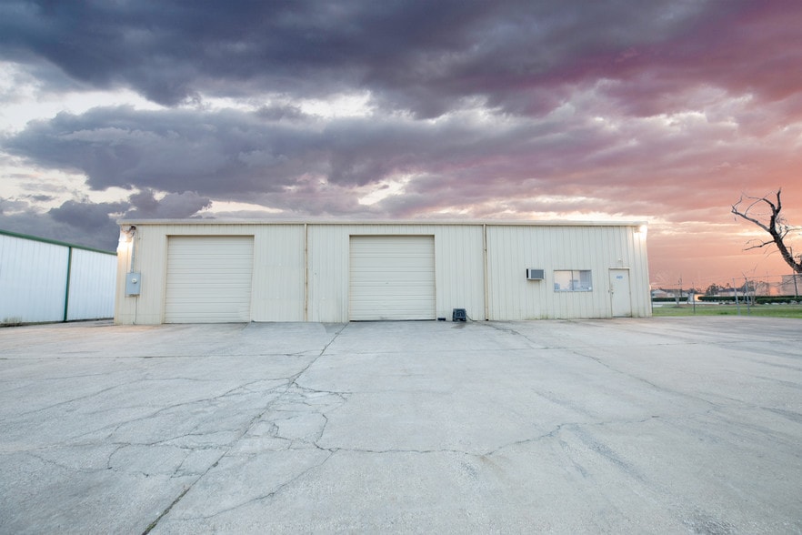More Photos Of 2407B S Houston Ave, Humble Warehouse For Lease