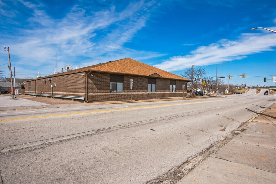 More Photos Of 2350 4th Ave, Rock Island Office For Sale