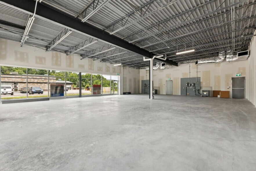 More Photos Of 1797 Rte Du Carrefour, Val-des-monts Storefront Retail Office For Lease