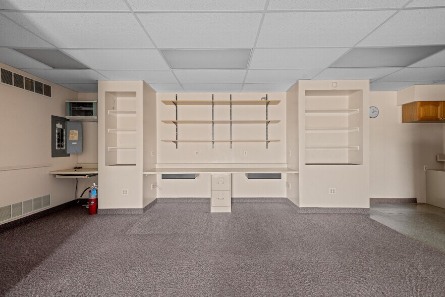 More Photos Of 901 Crown Point Rd, Westville Office For Lease