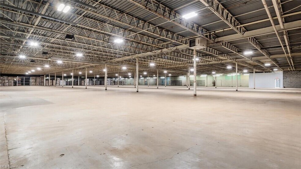 More Photos Of 2411 E Wheeling Ave, Cambridge Warehouse For Lease