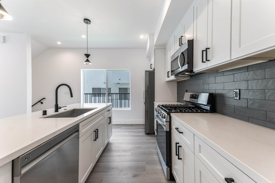 More Photos Of 21719 Hart St, Canoga Park Apartments For Sale