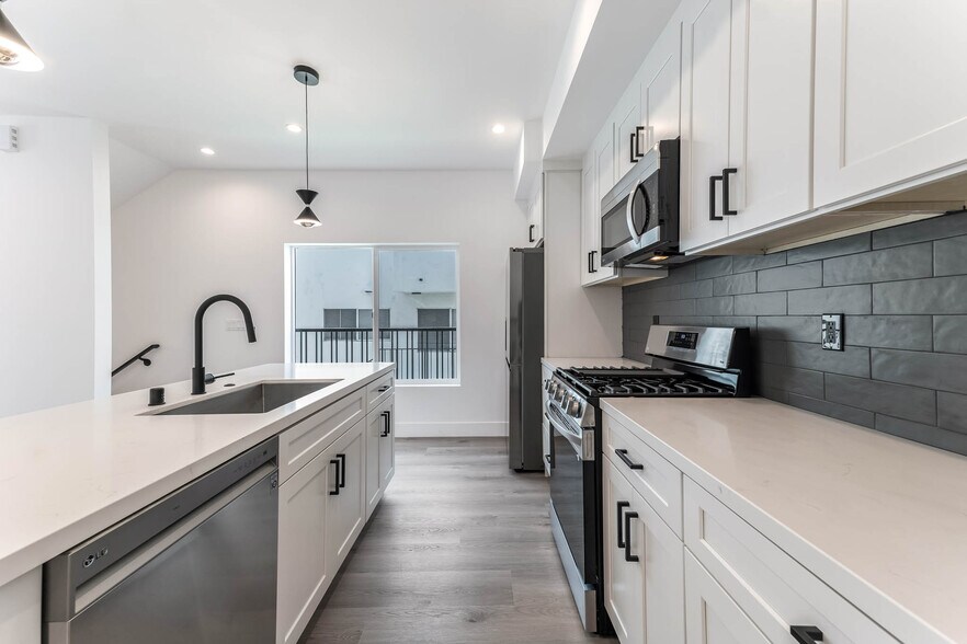 More Photos Of 21719 Hart St, Canoga Park Apartments For Sale