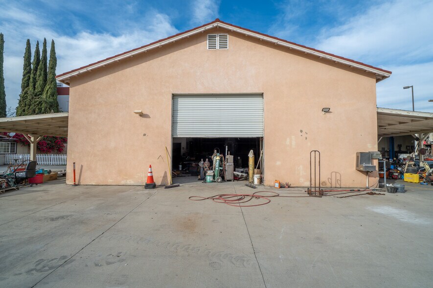 More Photos Of 2023 S Bon View Ave, Ontario Contractor Storage Yard For Sale