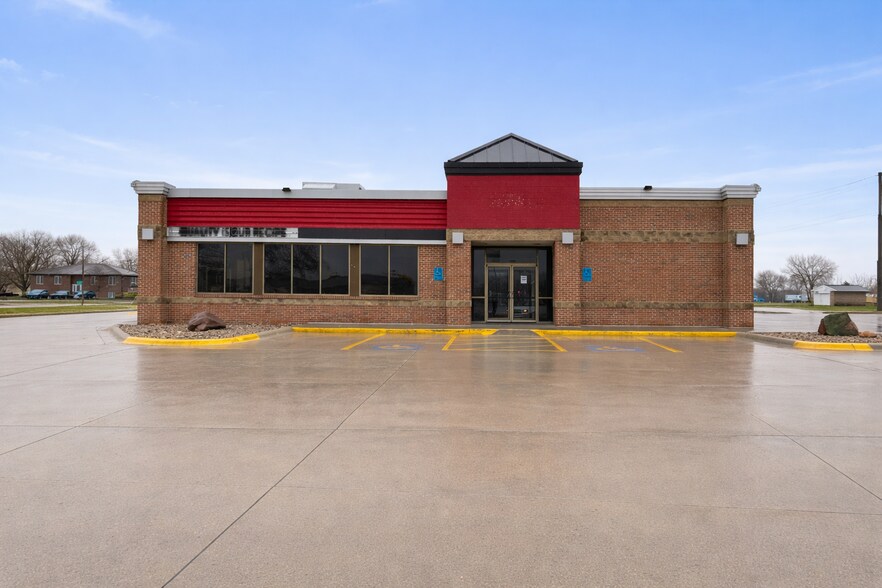 More Photos Of 1302 N 24th St, Clear Lake Fast Food For Lease