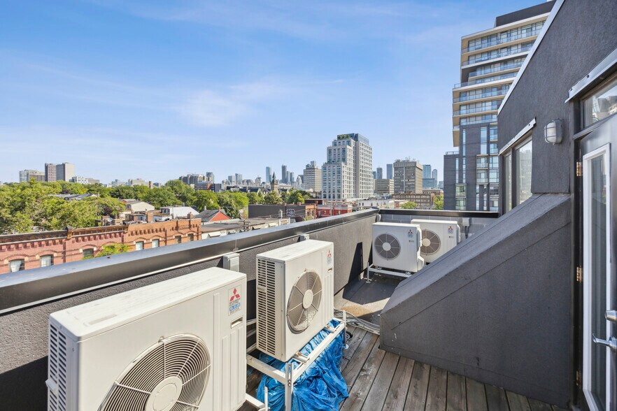 More Photos Of 335 College St, Toronto Apartments For Sale