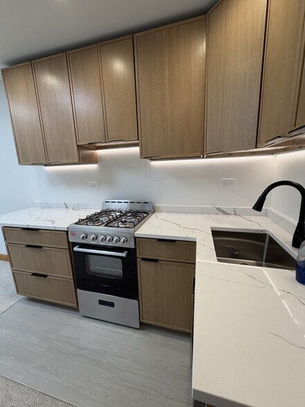 More Photos Of 4155 Addison St, Chicago Office For Lease